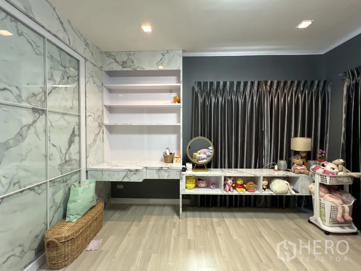 บ้าน ให้เช่าหรือขายในLat Krabang, Bangkok - โซนห้องนอนใหญ่ ชั้นวางบิวท์อิน โต๊ะลายหินอ่อน และผ้าม่านยาว