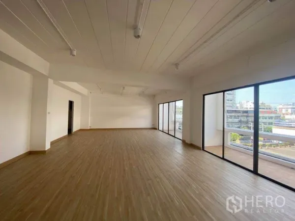 สำนักงาน ให้เช่าในKhlong Toei, Bangkok - มุมสำนักงานกระจกเต็มความสูง แสงธรรมชาติส่องถึง