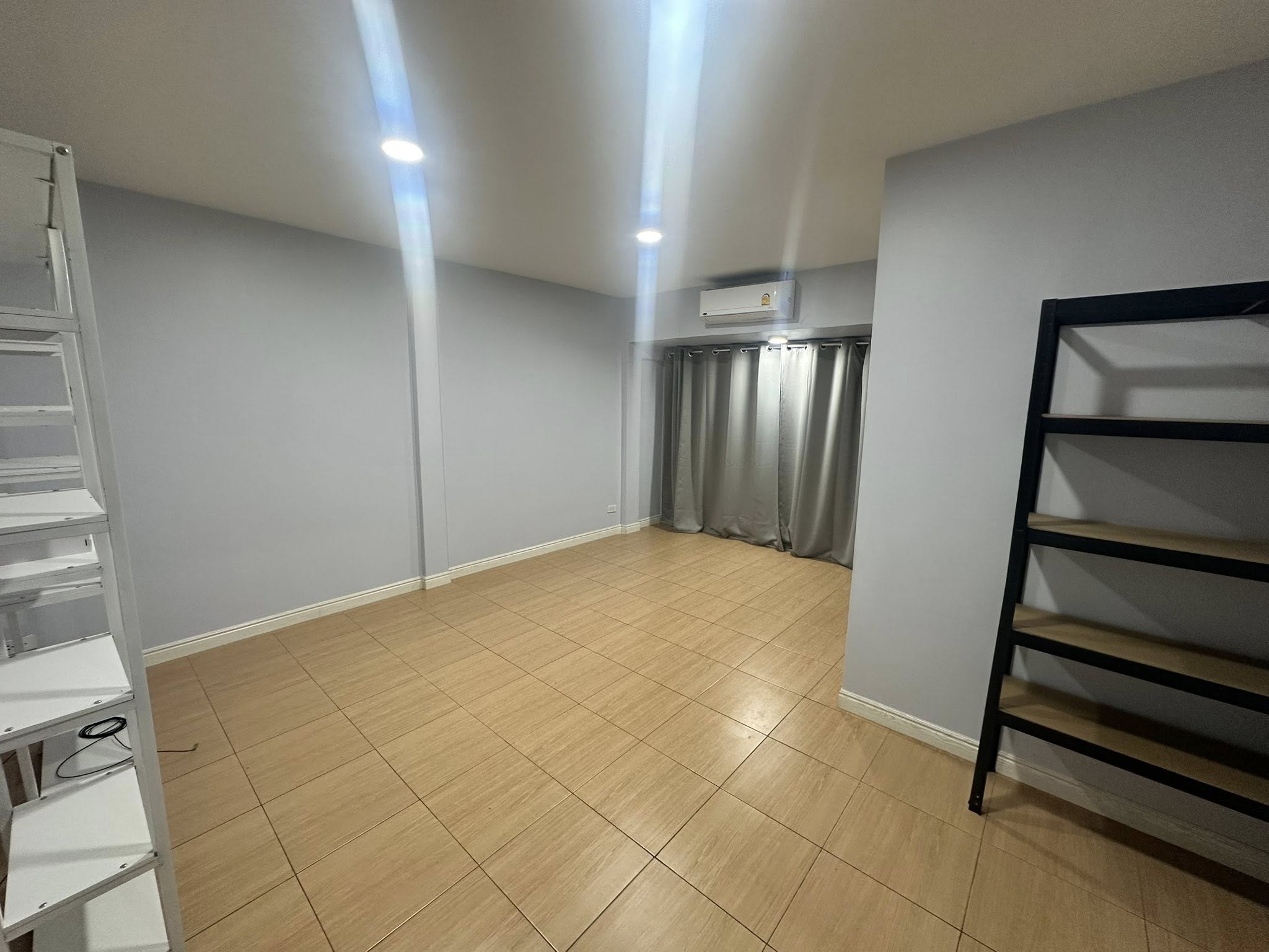 带办公室的家 出租在Wang Thonglang, Bangkok - 多功能房，木纹地砖，配置置物架与空调。