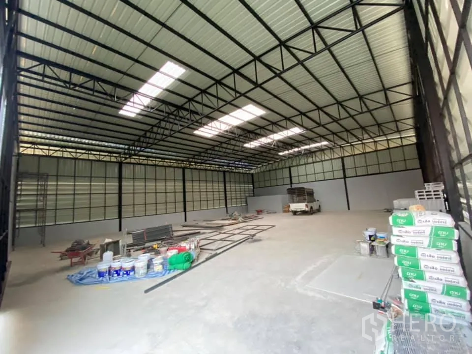 货栈 出租在Saphan Sung, Bangkok - 超大储存大厅，金属屋架配采光板，现场堆放施工物料。