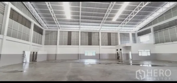 โรงงาน ให้เช่าในMueang Samut Prakan, Samut Prakan - ภายในคลังสินค้าสว่าง แบบไร้เสากลาง ติดไฟส่องสว่างทั่วถึง
