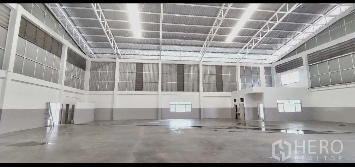 โรงงาน ให้เช่าในMueang Samut Prakan, Samut Prakan - ภายในคลังสินค้าสว่าง แบบไร้เสากลาง ติดไฟส่องสว่างทั่วถึง