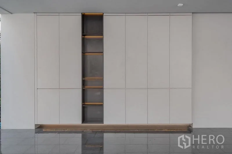บ้าน ให้เช่า - ผนังตู้เก็บของบิลท์อิน พร้อมชั้นโชว์แบบซ่อนแสง.