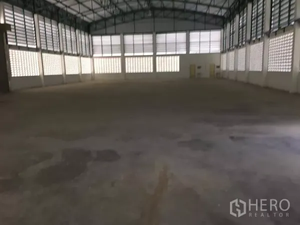 工厂 出售在Mueang Samut Prakan, Samut Prakan - 宽阔厂房，钢桁架高屋顶与通风砖墙。