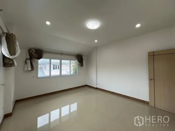 บ้าน ขายในMin Buri, Bangkok - ห้องนอนโล่งสว่าง พื้นกระเบื้อง หน้าต่างบานกว้าง