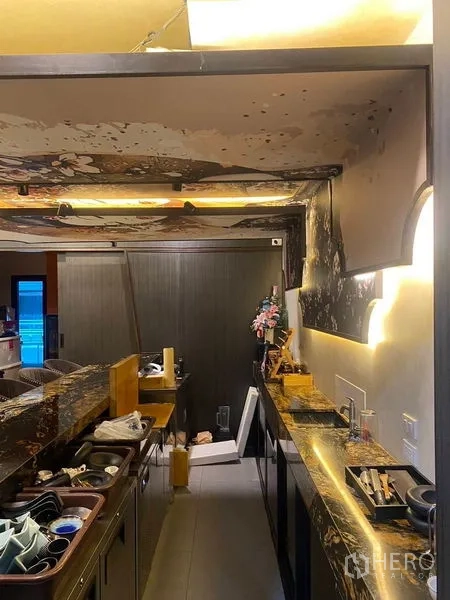 อาคารพาณิชย์ ให้เช่า - ทางเดินหลังบาร์พร้อมเคาน์เตอร์มีไฟส่องและพื้นที่เก็บของ