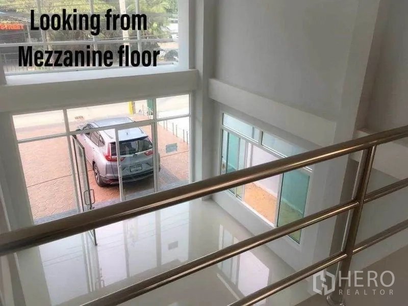 สำนักงานที่บ้าน ให้เช่าในMin Buri, Bangkok - มุมมองจากชั้นลอยลงสู่โถงสูงโปร่งและผนังกระจกด้านหน้า