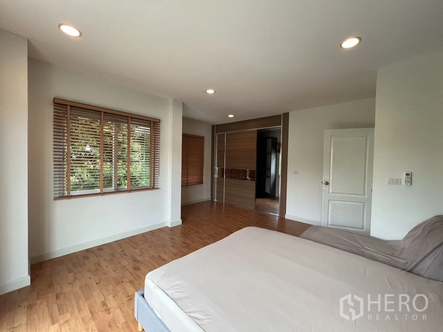 独立式住宅 出租在Saphan Sung, Bangkok - 主卧一隅，滑门衣柜与木地板