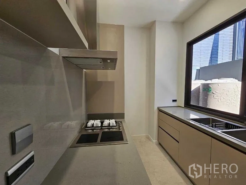 บ้าน ให้เช่าในWang Thonglang, Bangkok - ครัวไทย/ครัวเสริม เตาแก๊ส เครื่องดูดควัน และตู้เก็บของครบ