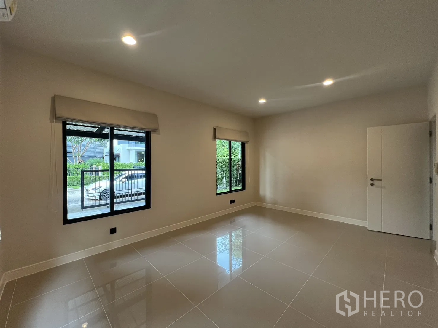 บ้าน ให้เช่าในBang Kapi, Bangkok - มุมห้องเดียวกัน หน้าต่างสองด้าน