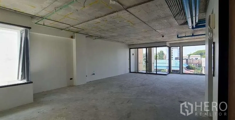 สำนักงานที่บ้าน ขายในSuan Luang, Bangkok - ชั้นสำนักงานเปล่า เพดานงานระบบเปิดและหน้าต่างบานกว้าง