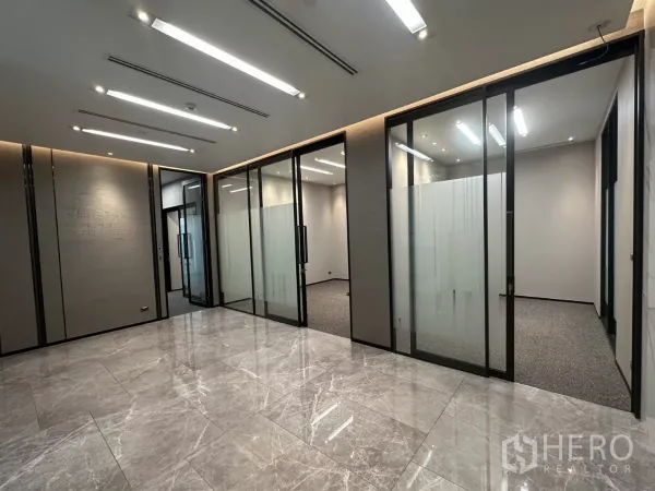 办公空间 出租在Watthana, Bangkok - 明亮接待区，抛光石材地面与推拉式玻璃会议室。