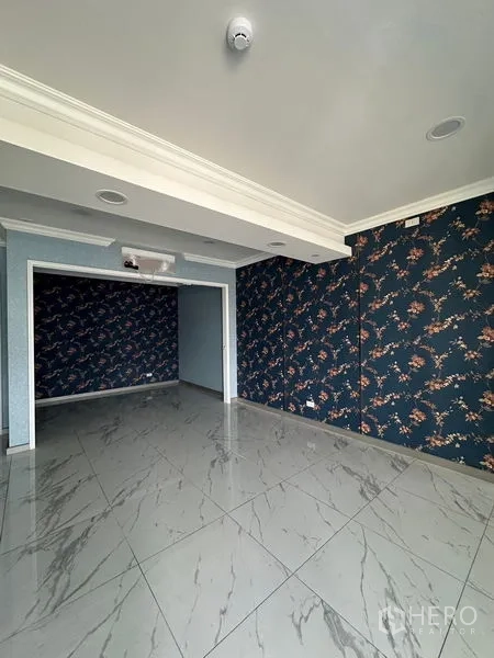 零售空间 出租在Bang Na, Bangkok - 后场灵活空间，花纹特色墙与吊顶射灯，可作展示或座位区。