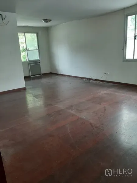 零售空间 出租在Watthana, Bangkok - 楼上空置房间，木地板与两扇窗户，适合二次装修。