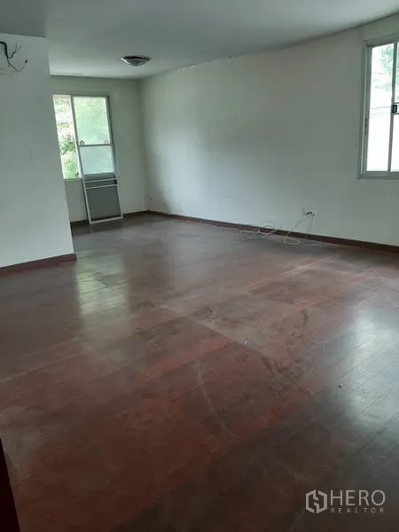 零售空间 出租在Watthana, Bangkok - 楼上空置房间，木地板与两扇窗户，适合二次装修。