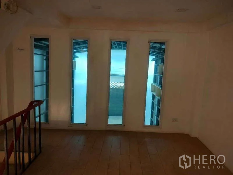 店屋 出售在Phra Khanong, Bangkok - 楼梯平台，狭长落地窗引入采光。