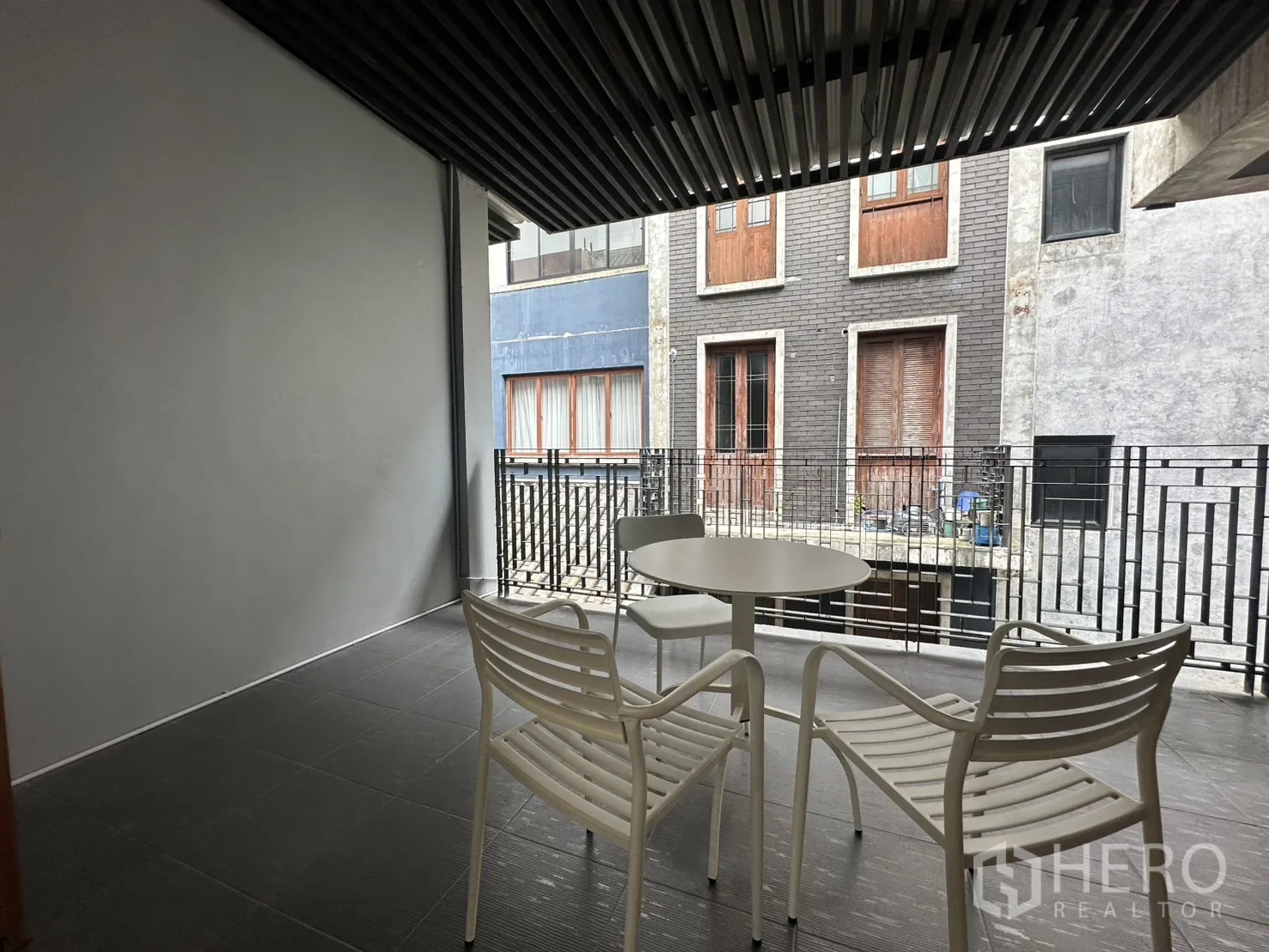 Apartment for rent in Pathum Wan, Bangkok - Bedroom corner with bed, twin side tables, and a study desk by curtained windows.