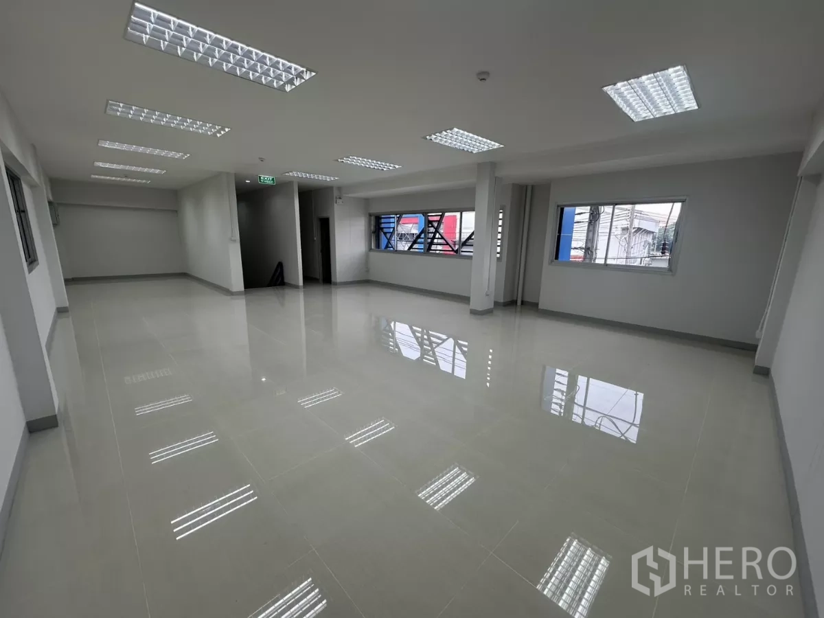 Factory for rent in Bang Phli, Samut Prakan - First-floor open-plan office with large windows and ceiling lights.