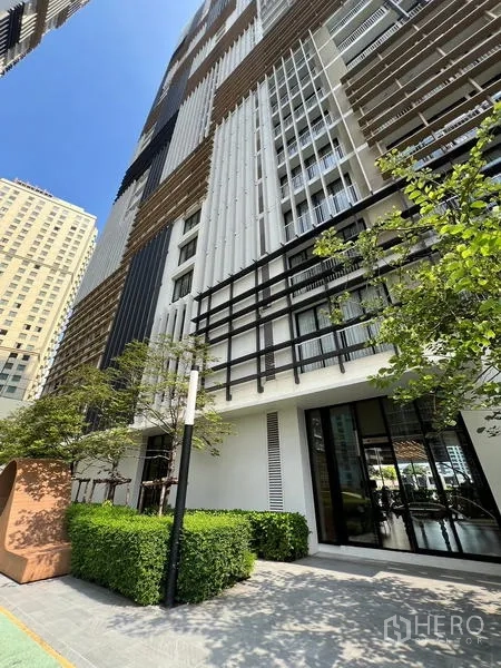 คอนโด ขาย - ด้านนอกอาคารคอนโดมิเนียม ฟาซาดลวดลายแนวตั้งและต้นไม้