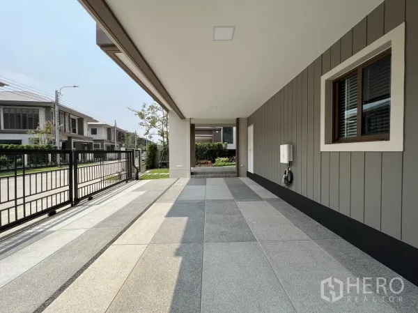 บ้าน ให้เช่าในBang Kapi, Bangkok - พื้นที่จอดรถกว้างปูพื้นกระเบื้อง มองออกสู่ถนนโครงการเงียบสงบ