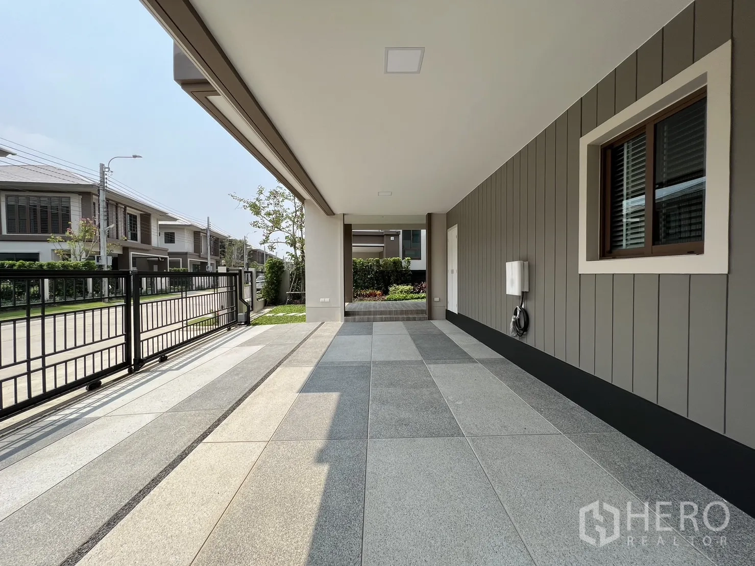 บ้าน ให้เช่าในBang Kapi, Bangkok - พื้นที่จอดรถกว้างปูพื้นกระเบื้อง มองออกสู่ถนนโครงการเงียบสงบ