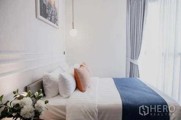 คอนโด ให้เช่าในWatthana, Bangkok - ห้องนอนหลัก เตียงควีน โคมแขวน และหน้าต่างบานใหญ่พร้อมผ้าม่าน