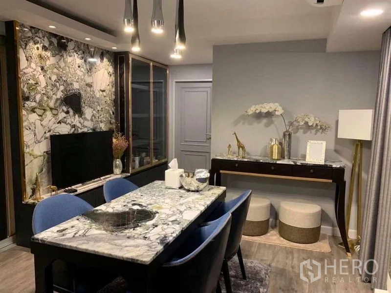 คอนโด ขายในKhlong Toei, Bangkok - มุมรับประทานอาหาร โต๊ะท็อปหินอ่อน โคมไฟเพดาน ตู้โชว์บิลท์อิน และคอนโซลตกแต่ง