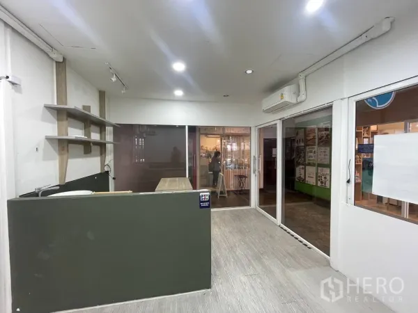 零售空间 出租在Khlong Toei, Bangkok - 零售铺配玻璃推拉门与明亮室内照明。