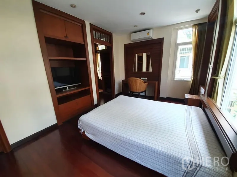 Detached House for rent in Wang Thonglang, Bangkok - Secondary bedroom with built-in cabinetry, dressing area, desk and air-conditioning.