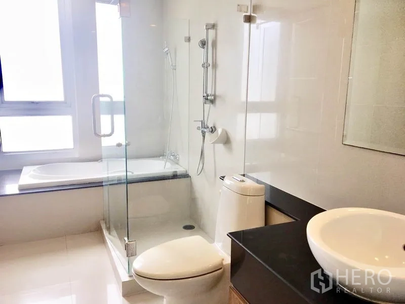 คอนโด ให้เช่าในKhlong Toei, Bangkok - ห้องน้ำสมัยใหม่ พร้อมห้องอาบน้ำกระจก อ่างอาบน้ำ และอ่างล้างหน้า