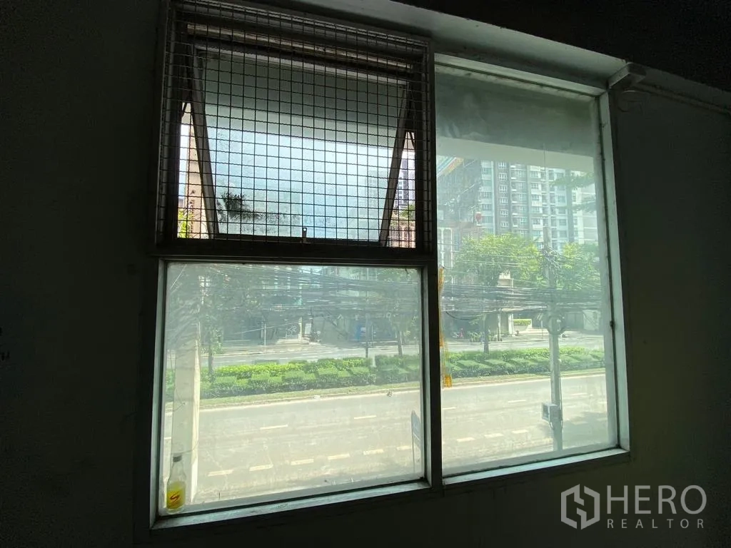 零售空间 出租在Khlong Toei, Bangkok - 从店内窗户望向城市街景与绿化带。