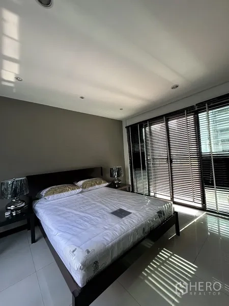 公寓 出租在Khlong Toei, Bangkok - 第二卧室，特大床，整面落地玻璃，连通阳台。