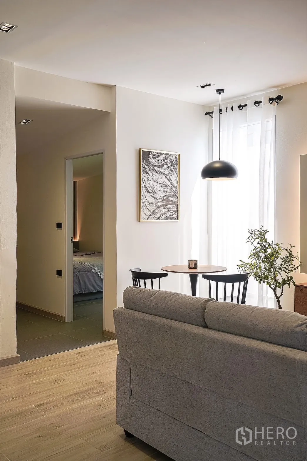 บ้าน ให้เช่าในHuai Khwang, Bangkok - มุมมองจากห้องนั่งเล่นไปยังห้องนอนและมุมนั่งทานข้าวริมหน้าต่าง