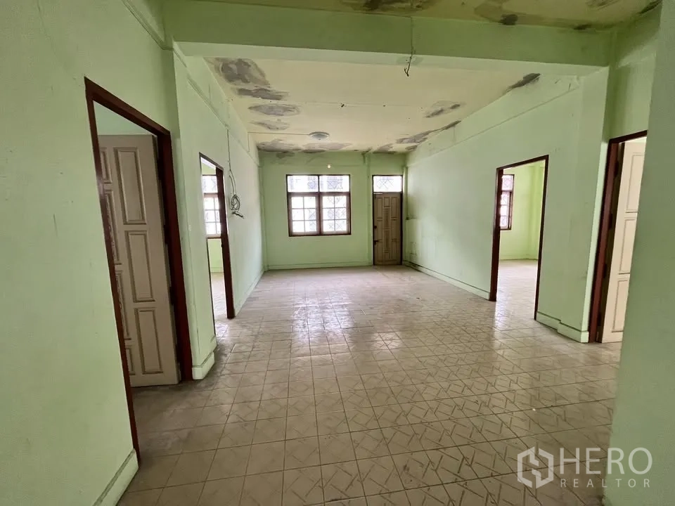 独立式住宅 出租在Suan Luang, Bangkok - 二层走廊连通多间房，地砖，待翻新