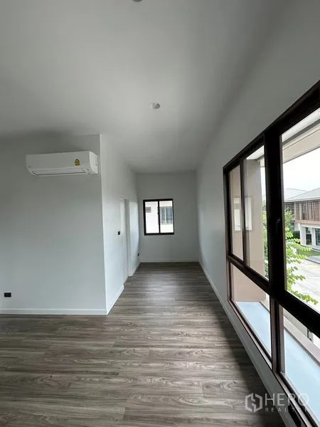 Detached House for rent in Bang Kapi, Bangkok - Upper landing or family area with wide windows and air conditioning.