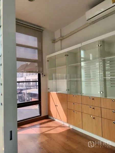 ทาวน์เฮาส์ ให้เช่าหรือขายในWang Thonglang, Bangkok - ห้องขนาดกะทัดรัด ตู้โชว์กระจก และหน้าต่างพร้อมกันสาดแดด