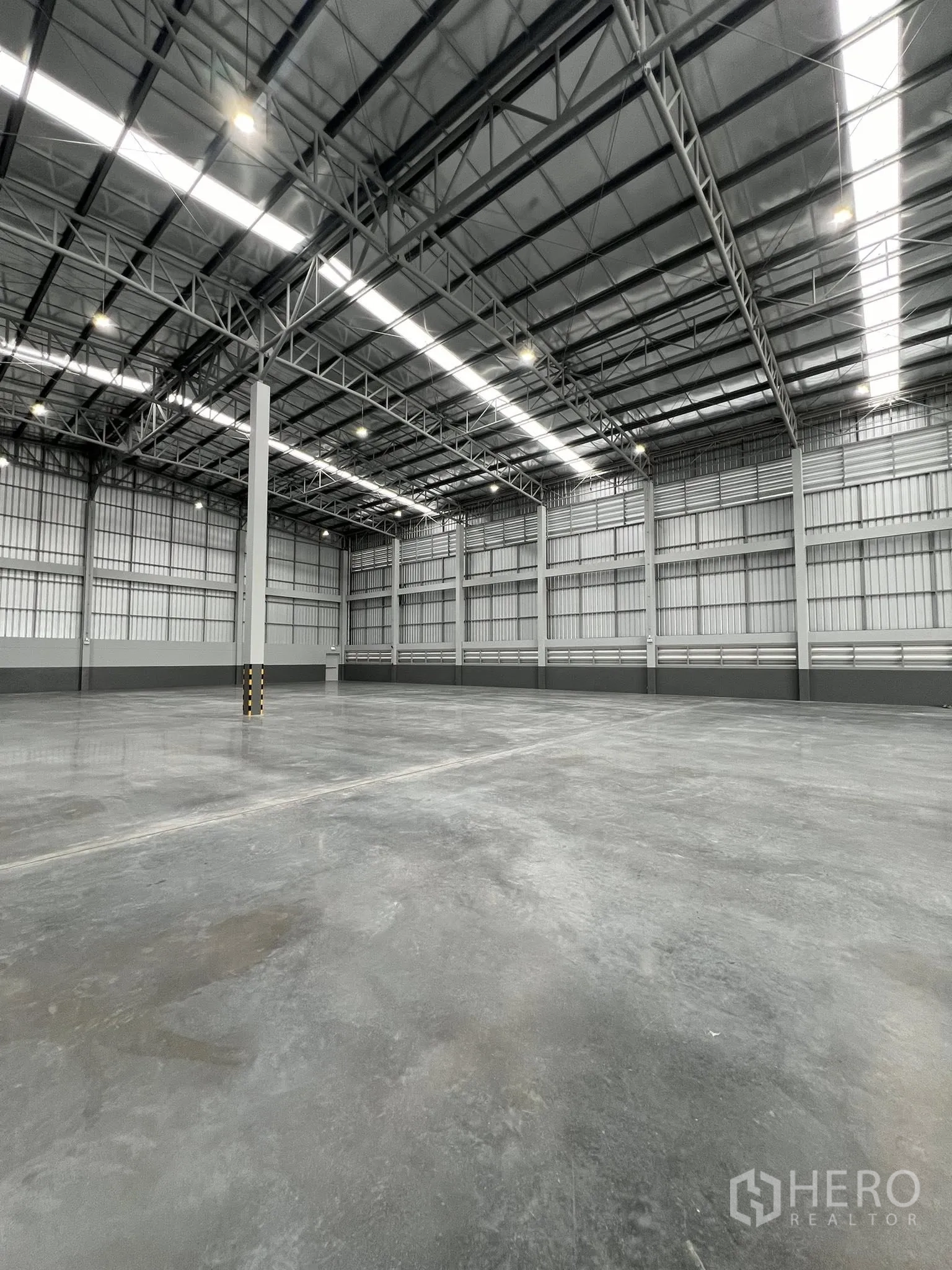 Warehouse for rent in Phra Pradaeng, Samut Prakan - Wide warehouse bay with clear spans and smooth concrete floor.