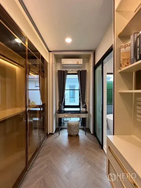 บ้าน ให้เช่าหรือขายในSaphan Sung, Bangkok - โถงทำงานกะทัดรัด มีชั้นบิวท์อิน ตู้เสื้อผ้ากระจก และโต๊ะริมหน้าต่าง