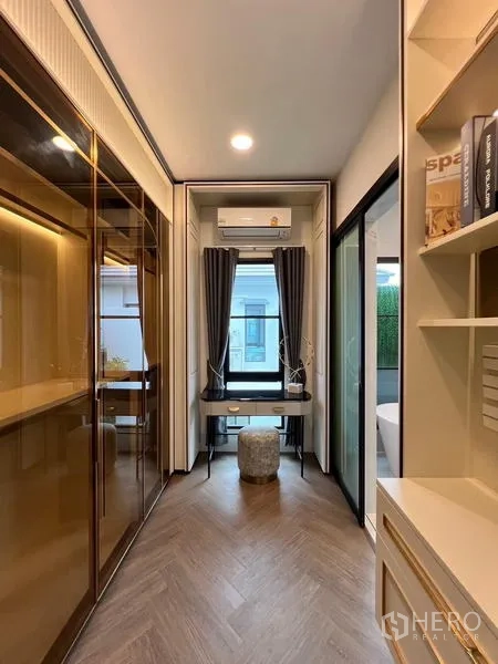 บ้าน ให้เช่าหรือขายในSaphan Sung, Bangkok - โถงทำงานกะทัดรัด มีชั้นบิวท์อิน ตู้เสื้อผ้ากระจก และโต๊ะริมหน้าต่าง