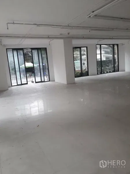 零售空间 出租在Watthana, Bangkok - 宽敞店铺空间，多组落地推拉玻璃门，自然采光充足。