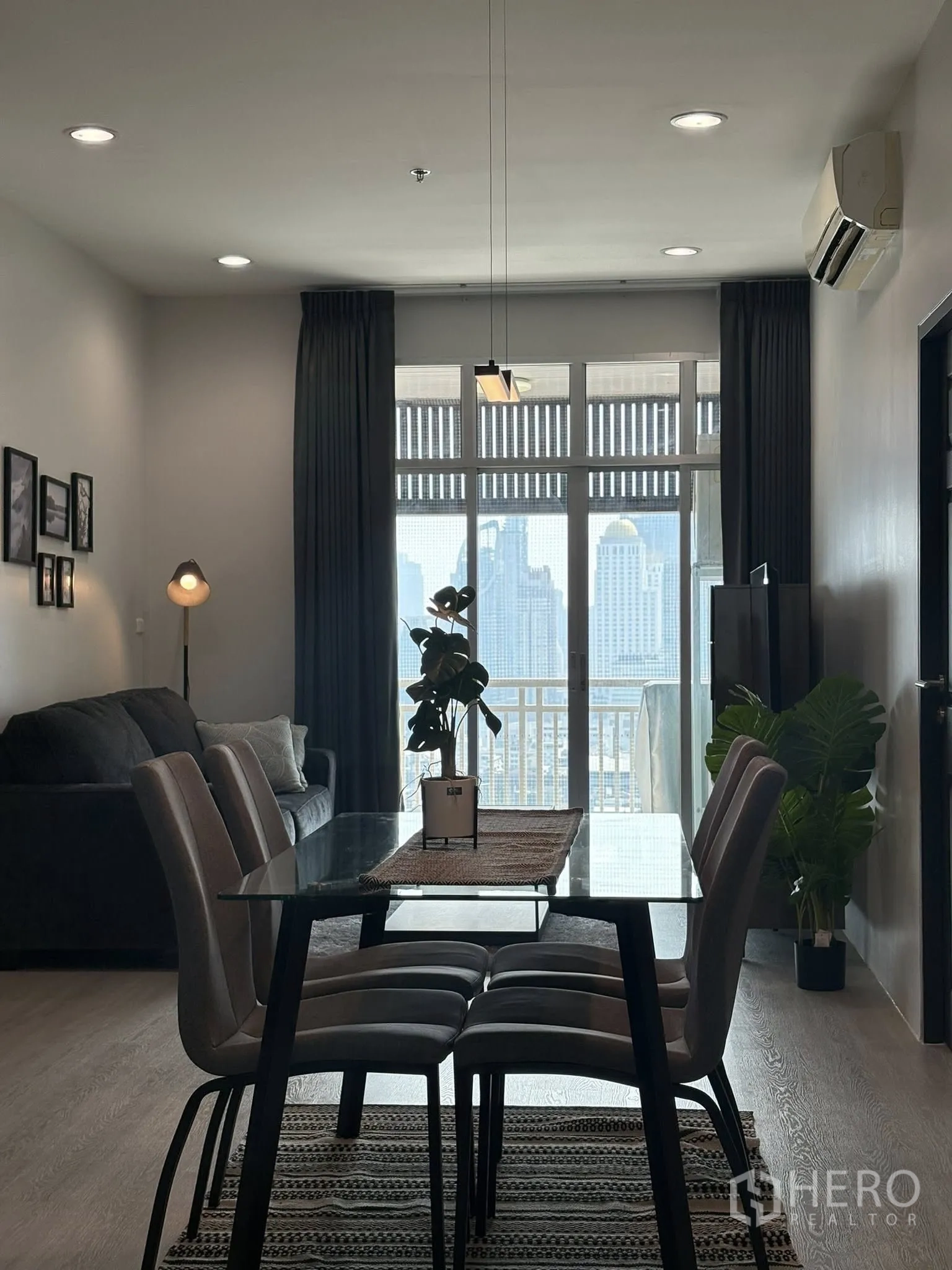 คอนโด for rent in Ratchathewi, Bangkok - พื้นที่ทานข้าวหันสู่ระเบียงและวิวสกายไลน์ อยู่ติดโซนนั่งเล่น