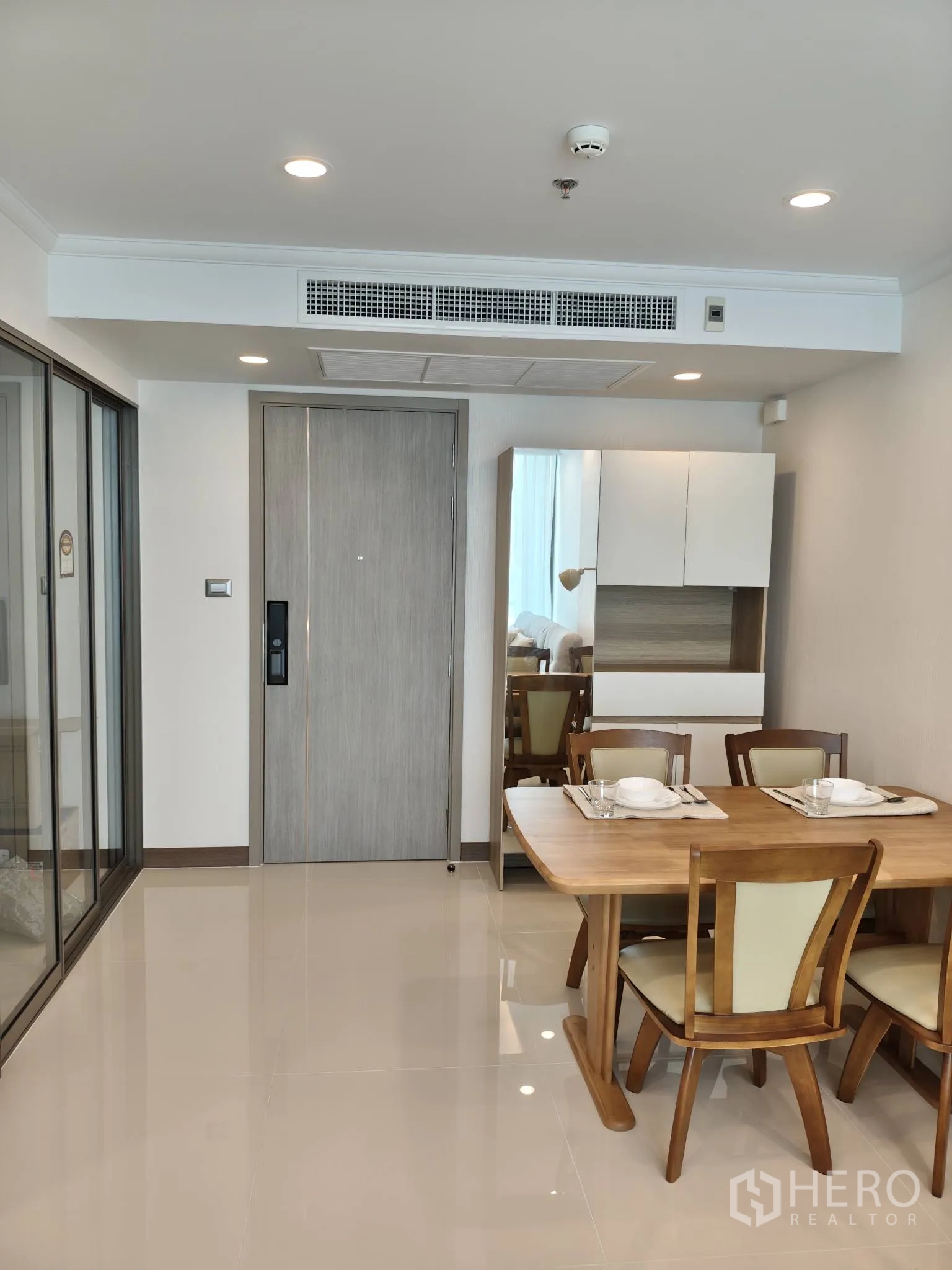 公寓 for rent in Watthana, Bangkok - 餐区设四人木餐桌，邻近入户门与内置收纳柜。