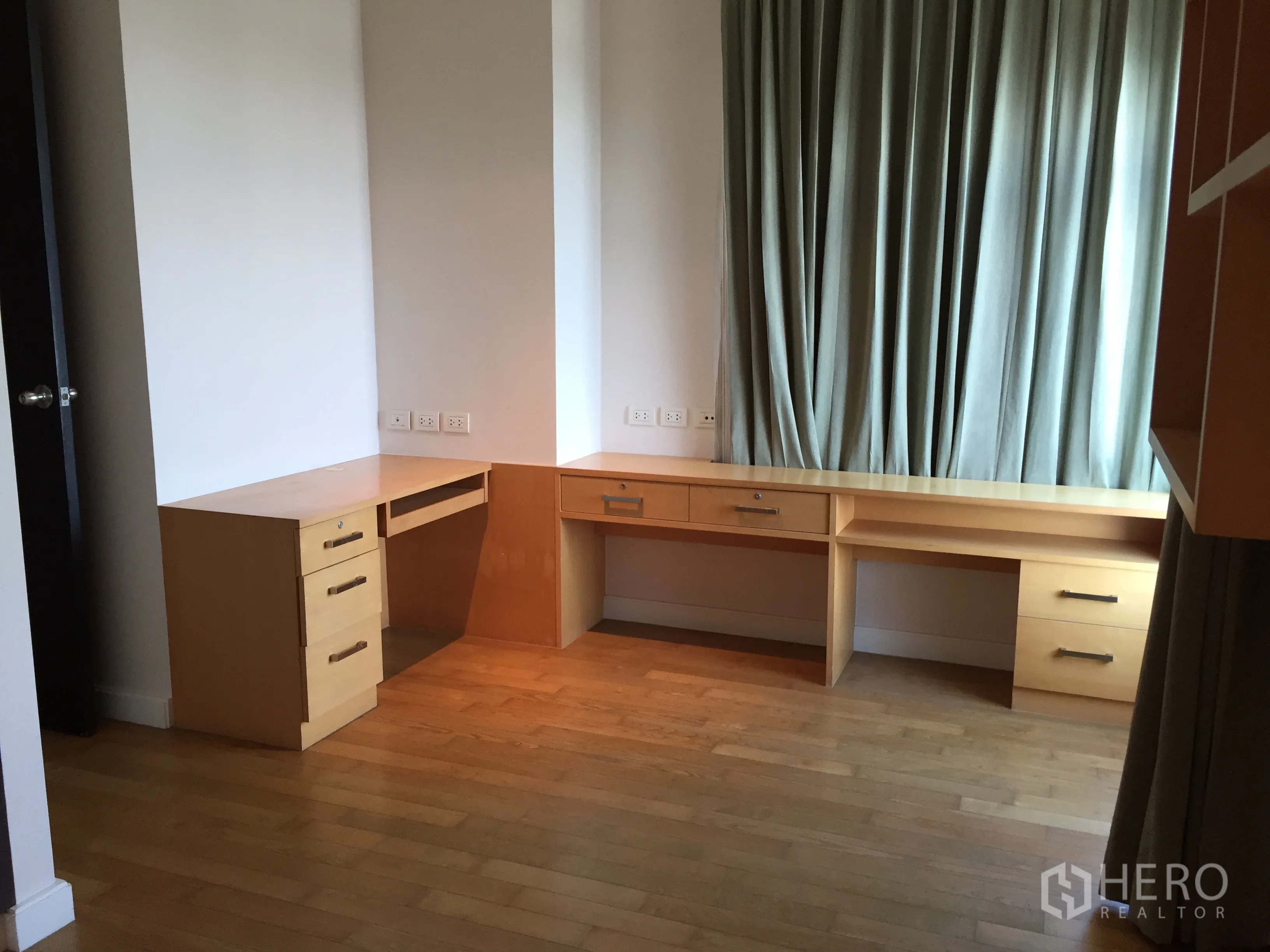 คอนโด ให้เช่าในWatthana, Bangkok - มุมทำงานสว่างพร้อมโต๊ะทำงานไม้บิลต์อินรูปตัวแอล ลิ้นชัก และผ้าม่านเต็มสูง