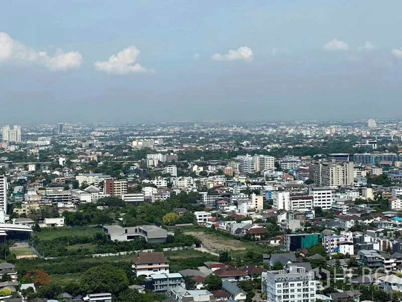 คอนโด ขายในWatthana, Bangkok - ภาพมุมสูงของกรุงเทพฯ เห็นย่านที่พักอาศัยและอาคารพาณิชย์กว้างไกล