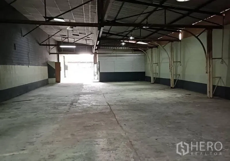 货栈 出租在Bang Khen, Bangkok - 后部装卸区通向明亮出口，展示屋顶结构与宽阔地面