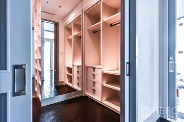 公寓 出租在Bang Rak, Bangkok - 步入式衣帽间，内置柜体与抽屇，配全身镜。
