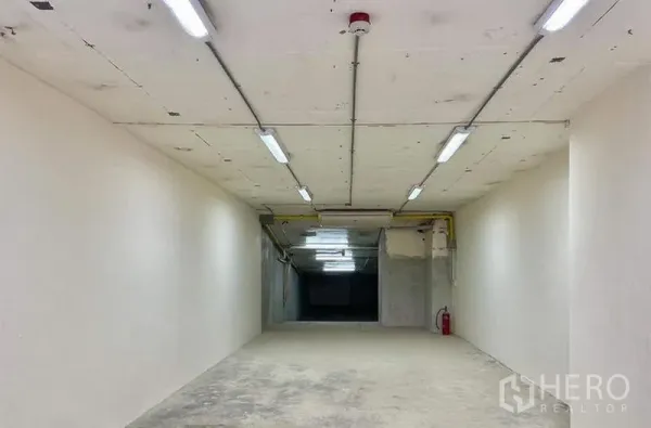 พื้นที่ขายปลีก ให้เช่าในWatthana, Bangkok - ภายในรูปสี่เหลี่ยมยาว เพดานเดินท่อและไฟยาว พร้อมถังดับเพลิง