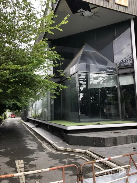 พื้นที่ขายปลีก ให้เช่าในWatthana, Bangkok - ชานยกพื้นมีหลังคาและผนังกระจกเต็มบานตามแนวอาคาร พร้อมทางสัญจรรถ