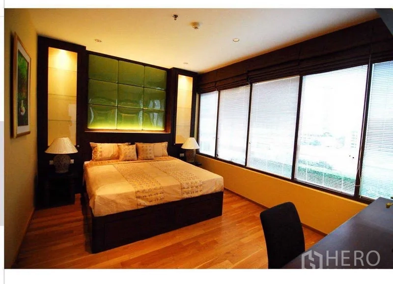 คอนโด ให้เช่า - ห้องนอนที่สองเตียงคิง แผงหัวเตียงสีเขียวมีไฟ และหน้าต่างบานใหญ่พร้อมมู่ลี่