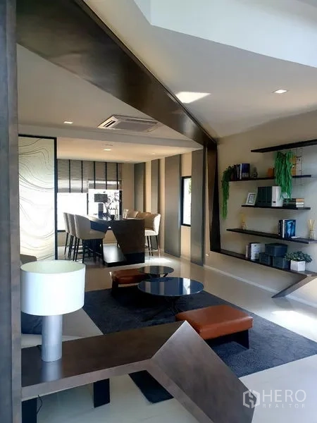สำนักงานที่บ้าน ให้เช่า - ล็อบบี้นั่งเล่นสไตล์โมเดิร์น พร้อมชั้นวางลอยและชุดรับแขก